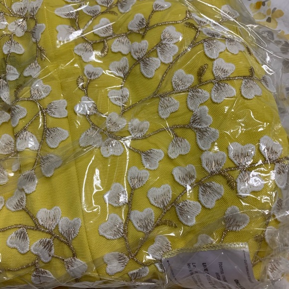 BCBG MaxAzria Floral Appliqué Dress NWT size 4 - Picture 4 of 5